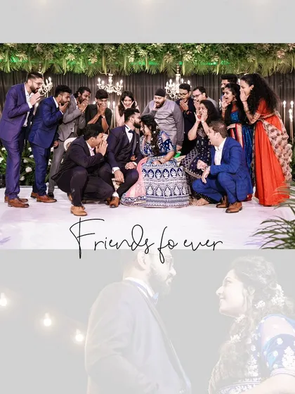 A super fun reception photo with the couple and all their friends, a perfect memory of the "friends forever" who celebrated with them.