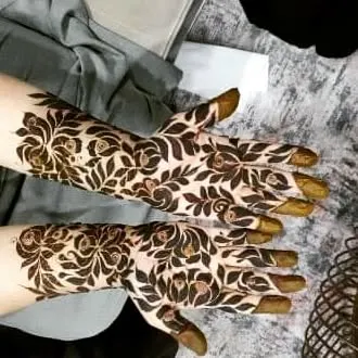 A bold, leafy design in the Dubai style. The negative space makes the dark, solid leaves pop, creating a very dramatic and beautiful effect.