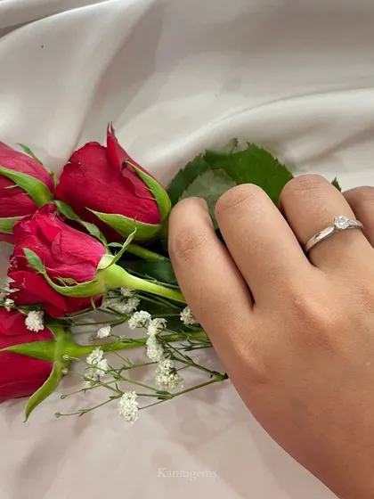 For a touch of timeless grace, this silver-toned ring with a single, brilliant diamond offers a classic look. It is a piece that reflects a forever bond with understated elegance.