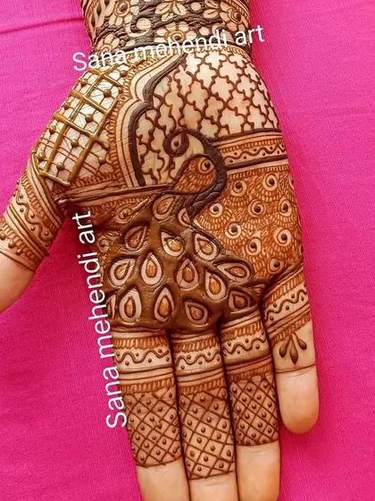This peacock design uses the feathers to create a beautiful, flowing pattern across the palm.