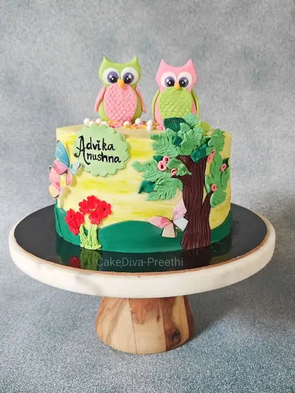 This owl-themed cake was made for twins. I used soft pastel colors for the fondant owls and a watercolor effect on the buttercream to create a gentle, storybook feel.