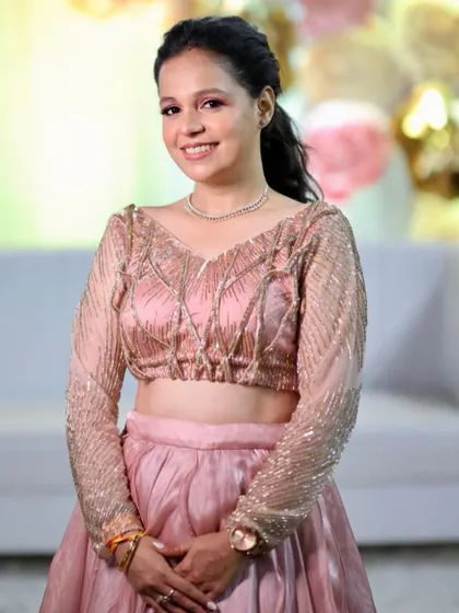 All dolled up for her sister's engagement. Komal looked beautiful in this pastel pink lehenga with a soft, shimmery makeup look. 💖