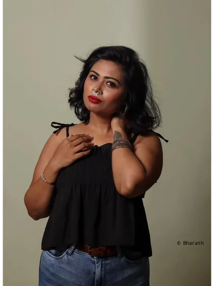 A classic studio portrait focusing on a direct and confident expression. The clean background keeps the attention on the subject.