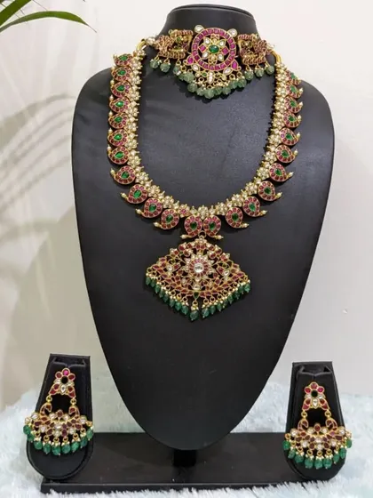 This Jadau set, with its mango-mala haara and choker, can be mixed and matched to create multiple looks for your wedding festivities.