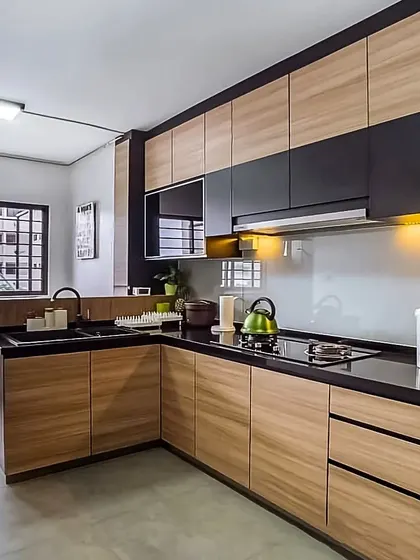 A two-tone kitchen design combining the warmth of wood-finish cabinets with modern black upper units for a sophisticated contrast.