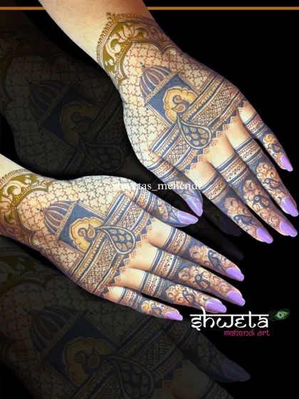 The back of the hands deserves just as much detail. This is an elegant design that focuses on geometric patterns and delicate shading.