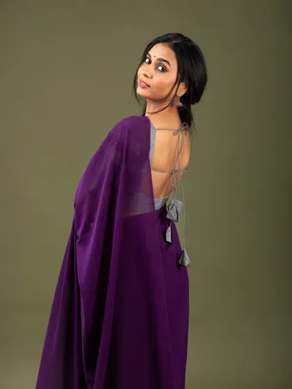 A simple and elegant look. This purple mul saree with a grey tie-back blouse is perfect for a bridesmaid or a wedding guest who wants to look effortlessly chic.