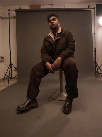 Behind the scenes at the "Late Comer" photoshoot. The studio is where we build the image.