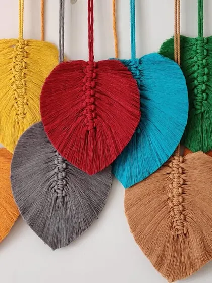 The detail of the knots in the center of each macrame leaf.