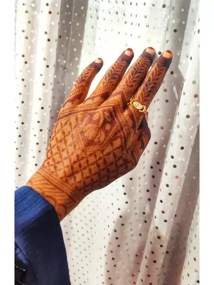 A geometric design with a crosshatch (jaal) pattern on the back of the hand. This style is very popular and shows that my cones work for both floral and linear designs.