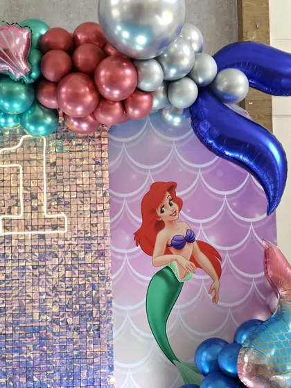 A detailed shot of the mermaid-themed balloon arch with foil balloon accent's.