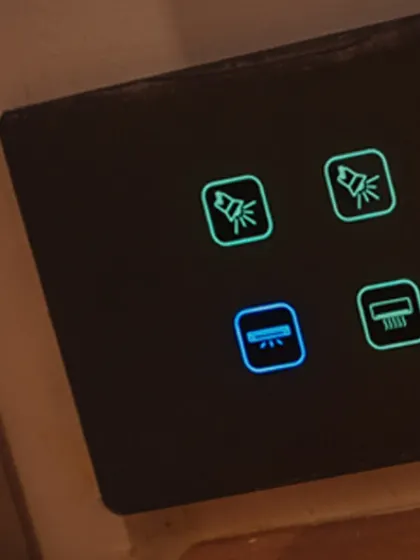 A detailed look at the custom icons for different lights and the air conditioner. Clear, intuitive symbols make it easy for anyone to use.