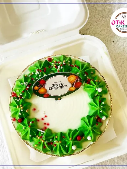 A beautiful Christmas wreath bento cake, perfect for a small holiday gathering or as a sweet gift.