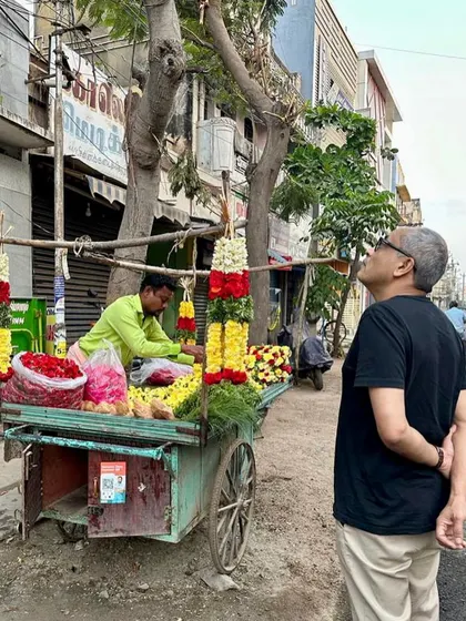 Observing a local flower vendor, finding inspiration in the everyday life of the city.