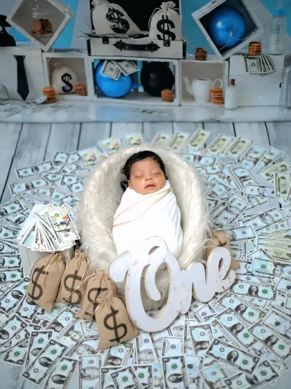 Another variation of the 'Boss Baby' theme, this time with a 'One' sign, making it suitable for a pre-birthday shoot as well.