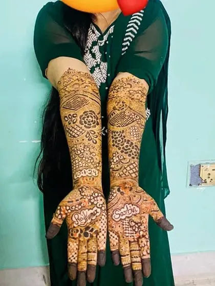 The bride wanted her and her partner's names, "Sohail" and "Sabha," to be the main focus. I designed the entire mehendi around their names, which are written in a beautiful script on each palm.