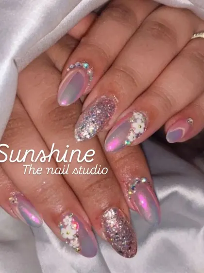 A beautiful set with pink chrome, glitter, and 3D flower accents.