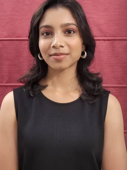 A beautifully composed shot of the simple straight makeup look. The soft waves and minimal makeup create an effortlessly chic style.