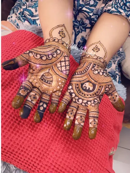 A simple yet traditional design with a 'kalash' (pot) on one hand and an elephant on the other, perfect for any puja or festival.