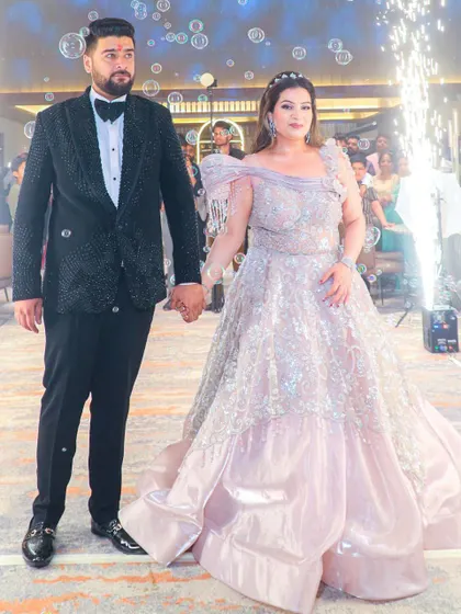 The couple makes their grand entrance. The bride's makeup is elegant and flawless, ensuring she looks her best for this important moment.