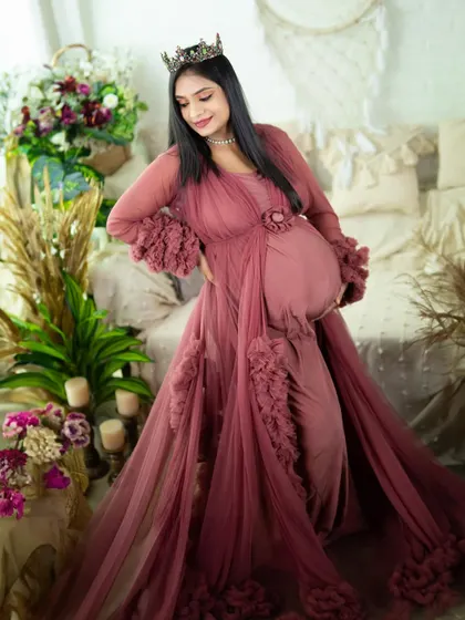 A lovely open-front maternity robe in a soft rose color. This style is perfect for showcasing the baby bump while maintaining an elegant and romantic feel.
