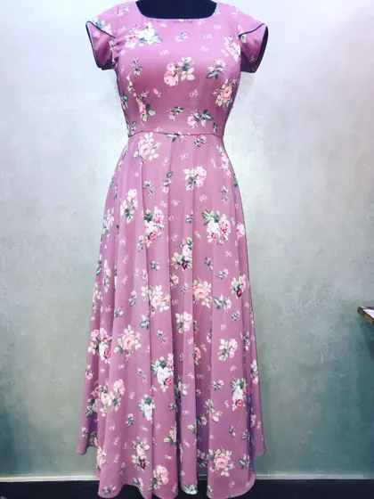 Another floral long dress, this time in a mauve color. The fitting is tailored to the client's measurements for a neat and elegant silhouette.