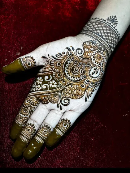 This is a beautiful example of an asymmetrical design. One hand features a classic mandala, while the other is adorned with a flowing paisley pattern, creating a balanced yet modern look.
