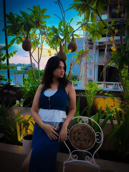 Same denim outfit, different background. I always consider the location when styling, ensuring your look works perfectly whether you're inside a cafe or enjoying a rooftop view.