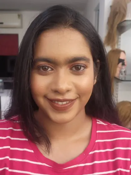 This corrective makeup look features a warm brown lipstick and subtly defined eyes. It’s a versatile look that’s great for both work and casual outings.