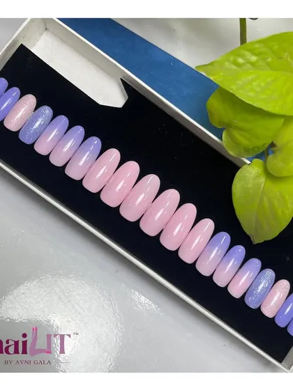 Soft and dreamy, this ombre press-on set transitions from a gentle pink to a lovely lilac, with a few nails featuring a touch of glitter for extra sparkle.