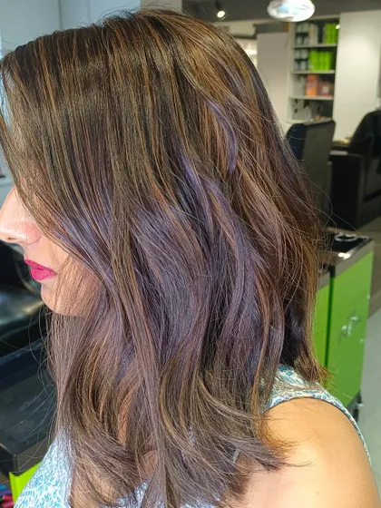 Another angle of the seamless caramel highlights, showing how the light catches the different tones.