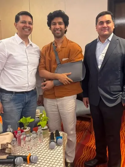 With colleagues at the meeting on skin allergies. Sharing real-world experience with new medications is crucial for advancing patient care in this area.