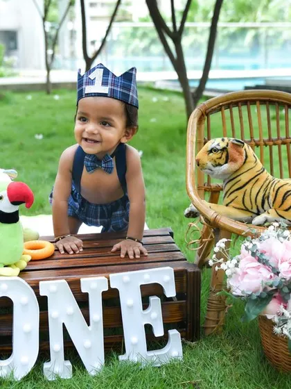 The little prince of the jungle is ready for his first birthday adventure. Our outdoor sessions are perfect for active toddlers who love to play.