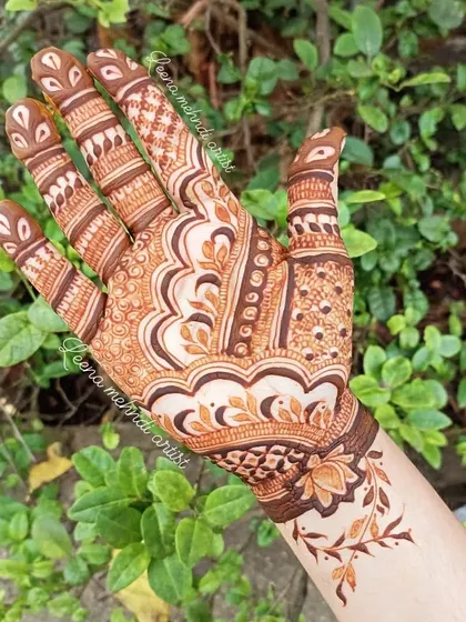 An elegant and simple design for a guest. The pattern flows beautifully from the wrist to the fingers, combining floral and paisley elements with open space.