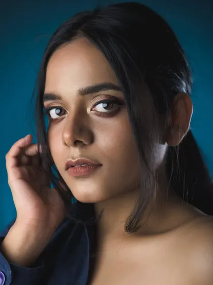 An example of using complementary colors in a studio portrait. The orange tones in the skin and the blue background create a visually pleasing contrast that makes the image stand out.