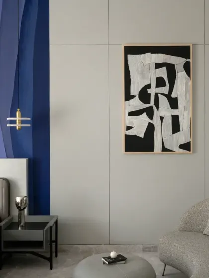 This guest bedroom in The House of Dancing Screens is a magnificent blend of contemporary elegance and creative expression. A vivid, sculptural blue feature wall serves as a headboard, contrasting with the otherwise beige interiors.