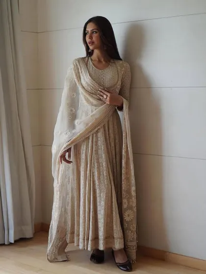 The full, flowing silhouette of this Chikankari anarkali is pure elegance. It’s a timeless piece that exudes grace and sophistication.