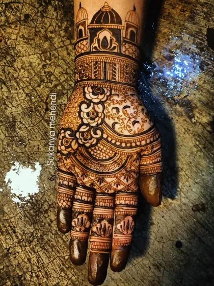A tribute to eternal love with the Taj Mahal drawn in henna. This architectural design is perfect for brides who want to add a touch of iconic romance to their mehendi.