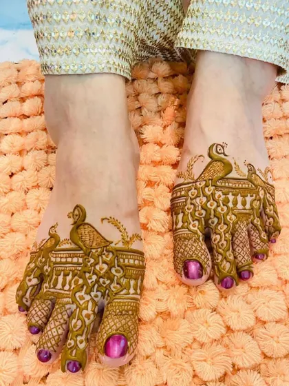 Minimal peacock feet design, perfect for bridesmaids or for a bride who wants something light and elegant.