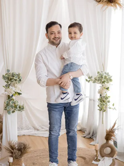 A happy father and son duo in our studio. We love capturing the special bond between dads and their kids in a relaxed and natural way.