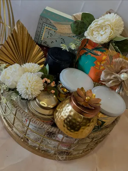 Our metal and jute tray is a perfect blend of rustic and festive. This hamper is filled with sweet and savory treats, along with decorative items, and can be customized to fit your budget and needs.