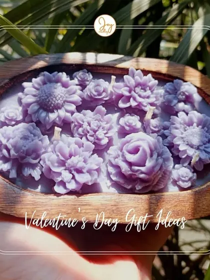 Another beautiful Valentine's Day gift idea is our wooden tub candle, filled with purple wax flowers. It's a luxurious and artistic piece, perfect for creating a romantic atmosphere.