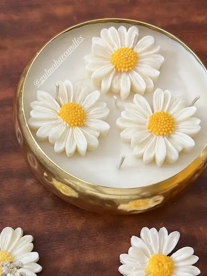The daisy urli candle from above, ready to be lit. It's a piece of art in itself.