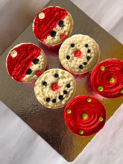 Our Christmas pupcakes are ready for the paw-ty! These human-grade, dog-friendly cupcakes are a magical treat that will have your pup dancing with joy.
