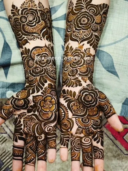 This back-of-hand design features beautiful, bold roses that make a statement.