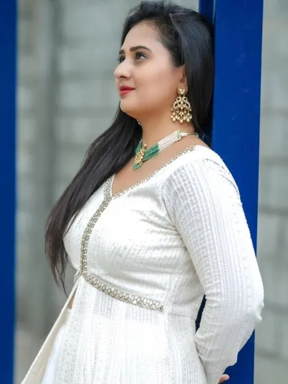 Another graceful pose from actress Amulya in her birthday outfit. The side profile shows the beautiful fall of the chikankari fabric and the delicate embroidery.