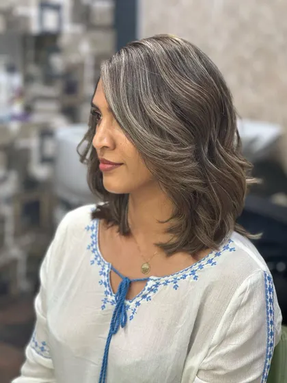 From warm copper to cool ash. This transformation on medium-length hair shows how a color change can completely update your style.