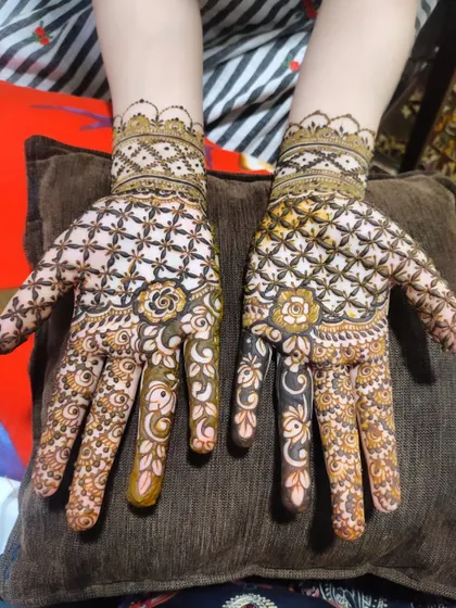 A unique design with a full net pattern on the back of the hands, accented with floral motifs.