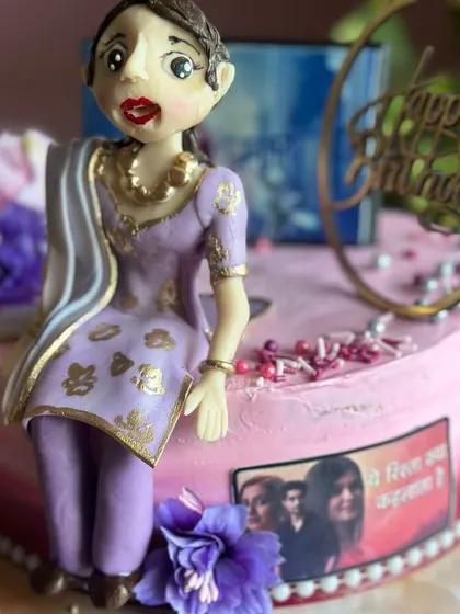 Celebrating the heart of the family with this perfect Anupama-themed cake for a grandmother. Each slice is a tribute to her love, strength, and endless wisdom.