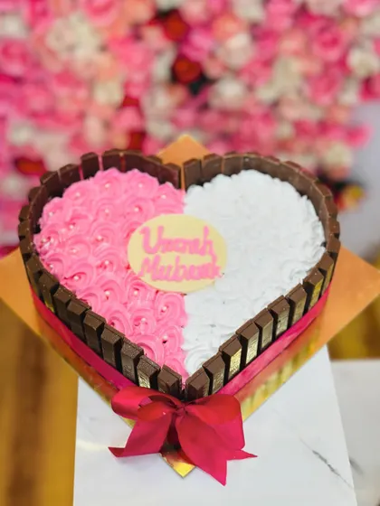 A still image of the heart-shaped KitKat cake, a perfect gift for a loved one on any special occasion.